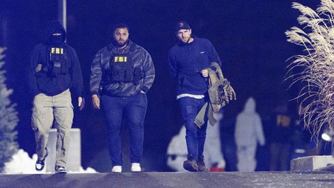 Miembros del FBI en la Universidad de Brown.