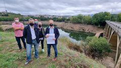 Representantes del PSOE, junto al embalse de O Bao, en Viana do Bolo