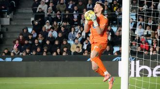 Andrei Radu atrapando un bal�n durante un encuentro con el Celta