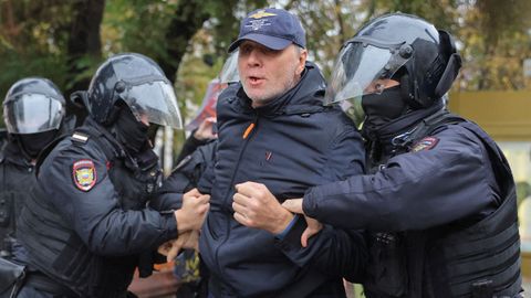 Las fuerzas del orden rusas detienen a una persona durante una concentraci�n