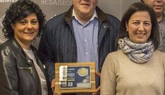 M�nica Carneiro, la concejala cesada como responsable de Mercados, junto a la alcaldesa, Mar�a Barral, en una imagen de archivo