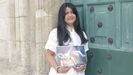 Sandra sostiene una de las fotografías realizadas por La Voz durante la operación de su trasplante de corazón.