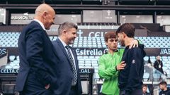 El jugador del Celta Sergio Carreira, saludando a miembros del Elche en Bala�dos.