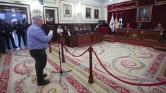 Manuel Send�n, presidente de la agrupaci�n de asociaciones de vecinos de la zona rural, durante su intervenci�n ante el pleno.