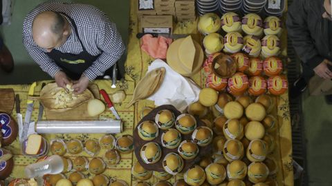 Piezas a la venta en la Festa do Queixo de Arza del 2020.