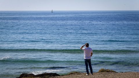 Un hombre en la Praia das Furnas, en Barbanza.