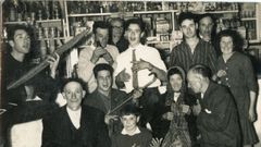 Guateque celebrado en un bar de Man en 1961, con bebidas hechas en Ferrolterra