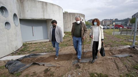 Julio Torrado, Juan Manuel Rey y Leticia Gallego, ayer, en las pozas de A Tafona, en Caldas