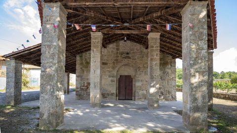 Pórtico de acceso al santuario de as Augas Santas