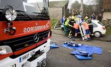 Hasta el lugar del accidente se desplazaron los bomberos de Vilalba y personal del 061 para rescatar a la mujer herida en el siniestro.