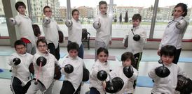 Araceli Bugallo -derecha- dirige la escuela en su empe�o por hacer crecer la esgrima en Arousa. 