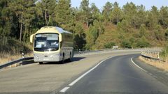 Un autocar de la Empresa Freire, circulando por la N-547