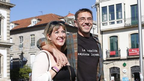 El cofundador de Podemos, Juan Carlos Monedero, y la secretaria general de Podemos Galicia, Carmen Santos