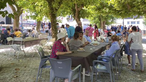 La Plaza de Santa Maria acogi la comida popular del evento Camiografas, en Sarria. 