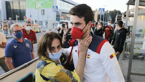 Iv�n Villar, con su madre, a su regreso a Peinador tras convertirs en medallista ol�mpico en el 2021.