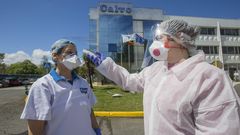 Medidas de control para detectar el coronavirus y desinfectar zonas de la Conservera Calvo en Carballo