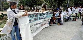 Alumnos de la Escola de Restauraci�n, el 30 de septiembre, cuando sacaron sus pupitres a la calle para dar una clase.