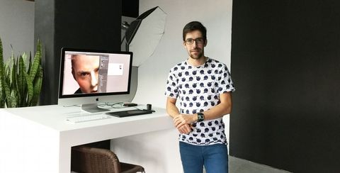 Christian Gonzlez encontr trabajo en el sector que buscaba, el retoque fotogrfico de moda, hace cuatro meses en Vigo. 