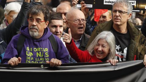 Jordi Pesarrodona con Dolors Feliu (en una manifestaci�n en diciembre contra de la derogaci�n del delito de sedici�n), que sigue como presidenta de la ANC. 