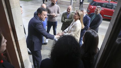 Carmela Silva, presidenta de la Diputacin de Pontevedra y presidenta tambin del PSdeG, saludando a Formoso a su llegada a Silleda.