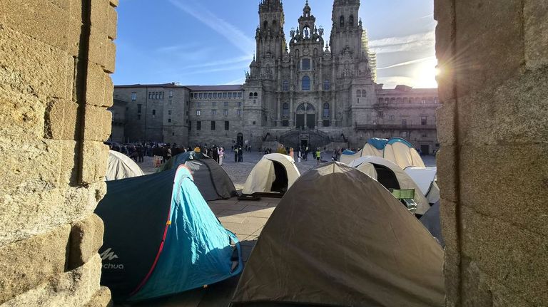 La acampada por la vivienda llega al Obradoiro