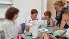 Diez mujeres se juntan todos los lunes para coser