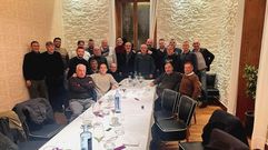 Julio Brenlla, dueo del restaurante Mar de Esteiro posa con el grupo ms longevo de la liga de veteranos de Santiago, el equipo del San Pedro, al que patrocina en una temporada animada con algunas victorias, varios empates y pocas concesiones a los rivales.