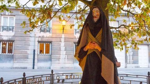 La Vieya del Carbay�n parte la Cuaremas debajo del �rbol de Oviedo