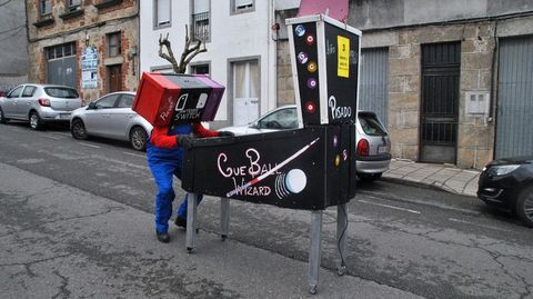 Una consola de última generación juega con una vieja máquina de pin-ball, em uno de los disfraces individuales que participaron en el desfile de Pantón