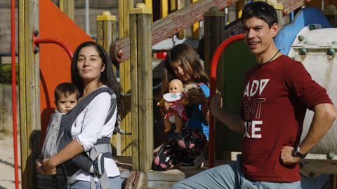 Beatriz, Manuel y sus hijos La y Antn, en un parque de Santiago. 