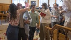 Xes�s Dom�nguez, a la derecha, con camisa de rayas, dejar� la dedicaci�n parcial del 80 % y tendr� dedicaci�n exclusiva al Concello