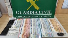 Imagen de la droga, dinero y efectos incautados por la Guardia Civil al detenido.