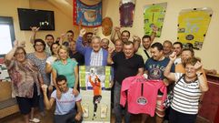 Familiares e amigos de Sergio nutren a pe�a xunto con m�is veci�os de Catoira e arredores