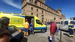 La llegada de las ambulancias y los bomberos sorprendi� en la explanada de la Compa��a a numerosos familiares que esperaban la salida de clase de los estudiantes