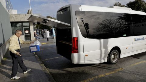 Los veh�culos del servicio intercentros entre el Hospital A Coru�a y el materno Teresa Herrera trasladan tambi�n documentaci�n y peque�a paqueter�a, como productos farmac�uticos urgentes