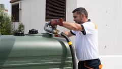 Codisol se desplaza hasta los hogares para proceder a los llenados de gasleo en las calderas.