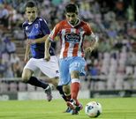 Manu avanza con el cuero en un lance del encuentro contra el Numancia.
