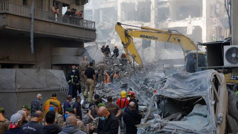 Trabajos de desescombro en una zona destrozada de Beirut