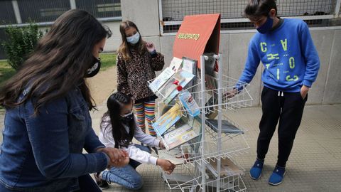 En Galicia todos los alumnos tienen que llevar mascarilla en los patios. En la imagen, el recreo en un colegio de Cambados