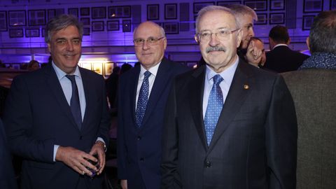 De izquierda a derecha, Pedro Puy, diputado en el Congreso por el PPdeG; Manuel Areán, secretario general de la Corporación Voz de Galicia, y Ramón Villares, historiador y miembro de la RAG