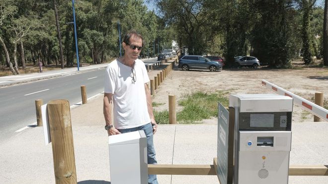 lvaro Barros, que pasa el verano en Cabanas junto a la zona de pago.