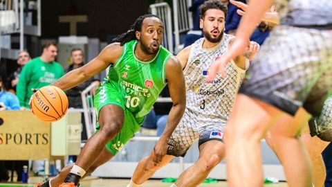 Sesan Russell, base anglo-nigeriano fichado por el COB, en su etapa con Amics Castell�