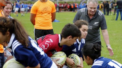 Jordie Barrett (d), jugador de los All Blacks,la selecci�n de rugby de Nueva Zelanda, premio Princesa de Asturias de los Deportes 2017, durante el entrenamiento que los miembros de los All Blacks han mantenido con jugadores de rugby de Asturias, hoy en las instalaciones Municipales de San L�zaro de Oviedo