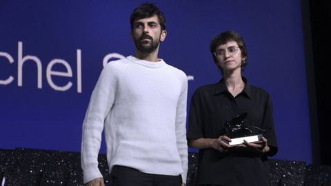 Los directores Yuval Abraham y Rachel Szor reciben el Premio Especial del Jurado por 'Naza', durante la gala de clausura del Festival Internacional de Cine de Venecia.