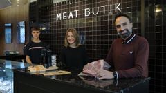 A la derecha, �scar Santos, responsable del departamento de compras de Meermeat, con Vanesa Marcote, encargada de la tienda Meat Butik, y Pablo Rodr�guez, uno de sus empleados.