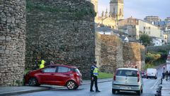 El coche hizo un recto y se fue directo al monumento