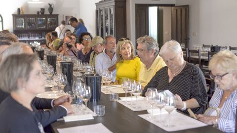 Los suscriptores antes del comienzo de la cata de los vinos de Algueira