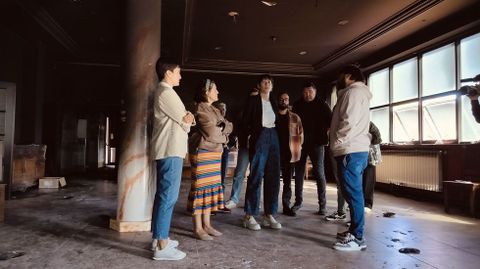 Ana Pontón, con el subdirector de Prodeme, dentro del edificio atacado con cócteles molotov
