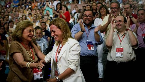 La exministra Carme Chac�n, nueva Secretaria de Relaciones Internacionales de la ejecutiva Federal del PSOE, durante la clausura del congreso federal extraordinario del partido que ha ratificado a Pedro S�nchez como secretario general