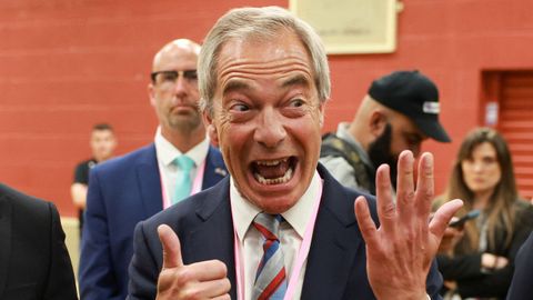 El l�der del Partido de la Reforma, Nigel Farage, celebra sus resultados en las elecciones locales